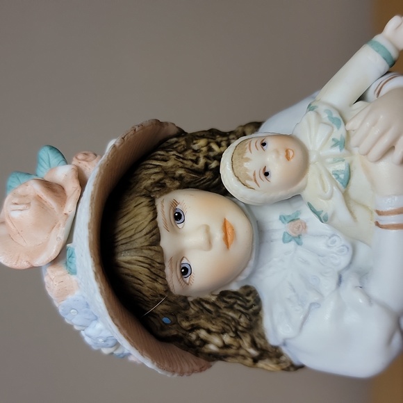 1992 Jan Hagara "Tiffany" Porcelain Figurine - Picture 5 of 9